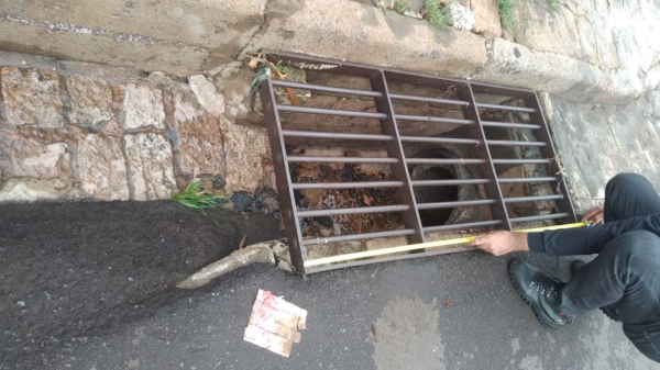 Peritos avaliam estrutura do bueiro para onde menino foi arrastado pela enxurrada (Foto: Jo?ozinho 30/Reprodu??o: Tupacity)