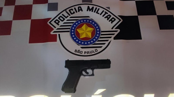 Simulacro de arma de fogo foi apreendido pelos policiais (Cedida/PM).