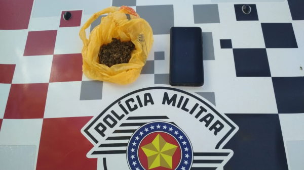 A droga e o celular apreendidos pela Pol?cia Militar (Cedida/PM).