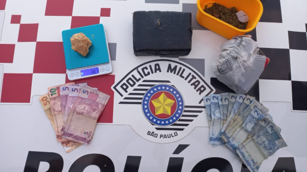 Dois tijolos de maconha, uma pedra de crack e maconha fracionada, encontrados pela Pol?cia Militar (Cedida/PM).
