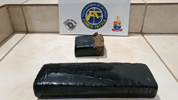 Droga encontrada na obra onde estava o homem, que acabou preso (Cedida/PM).