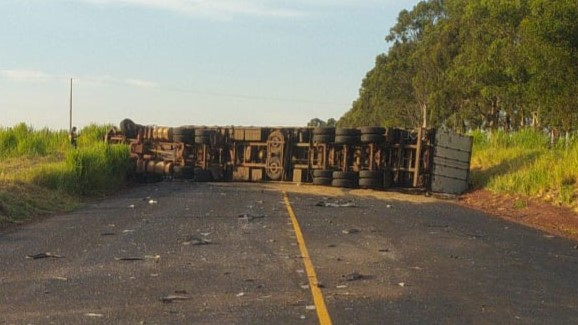Carreta tombou ap?s a colis?o frontal, interditando totalmente a pista, em Taciba (Cedida/PM Rodovi?ria).