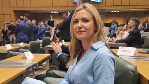A delegada La?za Fernanda Rigatto no plen?rio da Alesp (Acervo Pessoal).