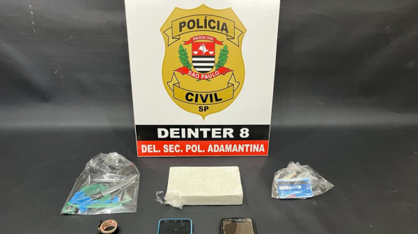 Droga pesou quase um quilo, sendo apreendida juntamente com dois aparelhos celulares e outros materiais que ser?o incorporados ? investiga??o (Cedida/PC).