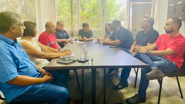 Encontro reuniu representantes dos servidores do Centro Universit?rio e vereadores (Foto: J?ssica Nakadaira).