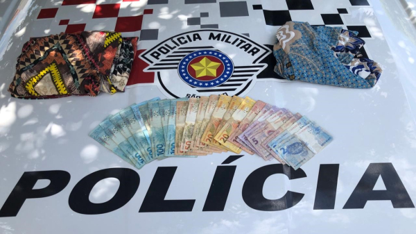 Dinheiro e vestido furtados, recuperados pela Pol?cia Militar em Adamantina (Cedida/PM).