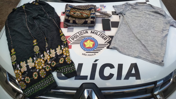 As vestes e bolsa usadas pela autora do crime, registrado pelas c?meras de monitoramento, encontradas depois na casa da mulher (Cedida/PM).