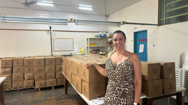 Novo lote com 150 cestas foi recebido nesta semana pelo munic?pio. Na imagem a secret?ria municipal de assist?ncia social, Maria Eduarda Penha (Cedida).