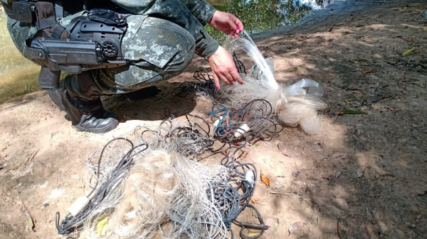 Redes apreendidas totalizaram 25 metros (Cedida/PM Ambiental).