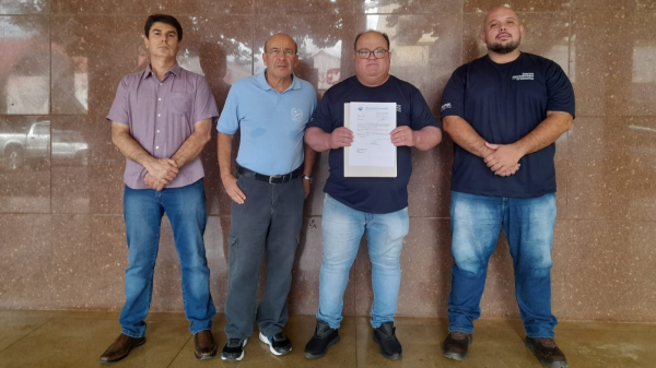 Representantes da FAI no pa?o municipal. Institui??o protocolou parecer que questiona o parecer da Procuradoria Geral do Munic?pio (Cedida).