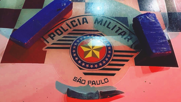 Dois tijolos de maconha foram apreendidos pelos policiais militares (Cedida/PM).