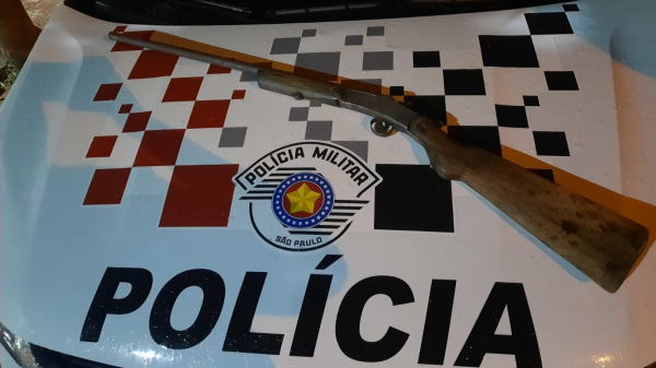 Espingarda localizada e apreendida. Estava sem numera??o e sem registro pertencente ao suspeito preso (Cedida/PM).
