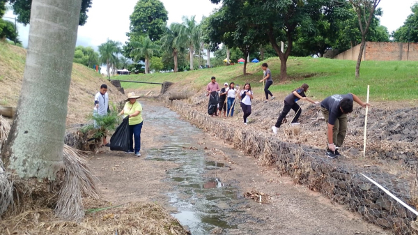 Em atividade escolar, alunos fazem limpeza no local (Cedida).