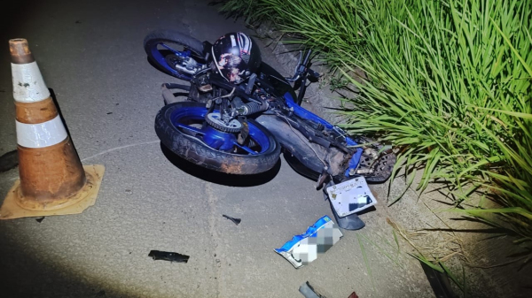 Moto e a placa do ve?culo envolvido na colis?o traseira (Cedida/PM Rodovi?ria).