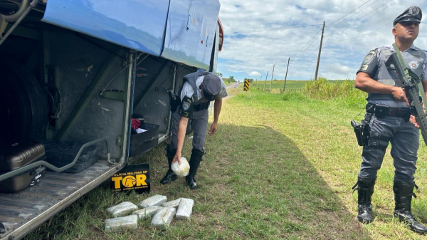 Droga foi localizada em uma bolsa no compartimento externo de bagagens (Cedida/PM Rodovi?ria).