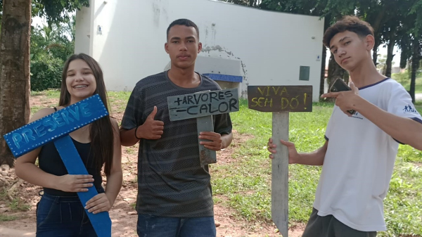 Placas foram instaladas ao longo da pista de caminhada do Parque (Cedida).