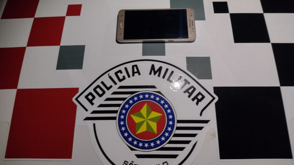 Celular roubado do idoso foi recuperado pelos policiais (Cedida/PM).