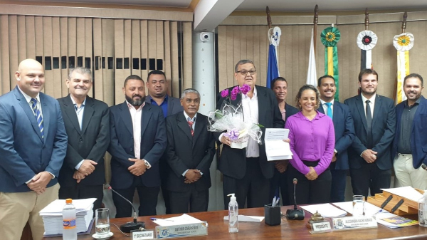 O homenageado e os vereadores da Camara Municipal de Lucelia (Cedida/PC).