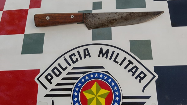 Faca usada no crime foi apreendida (Cedida/PM).
