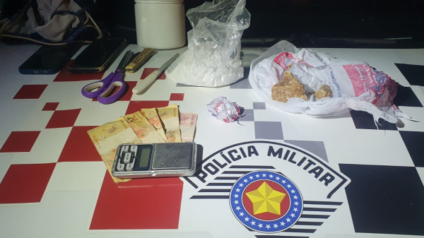 Drogas e outros materiais apreendidos pelos policiais em Luc?lia (Cedida/PM).