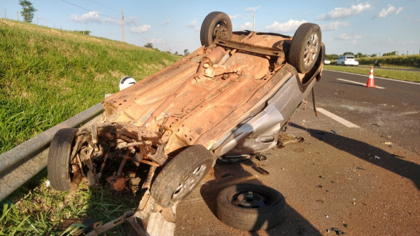 Condutor do Renault/Kwid morreu no local do acidente (Cedida/PM Rodovi?ria).