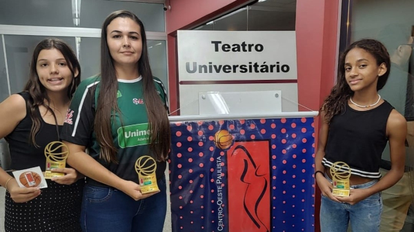 Trio de campeas: a trinadora Flavia Pinheiro ao centro e as atletas Isabella Cruz e Eloa Isadora (Acervo Pessoal).