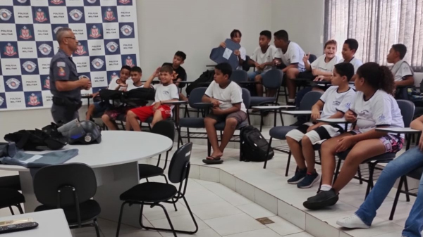 Cabo Fortunato conduz a atividade com estudantes (Cedida).