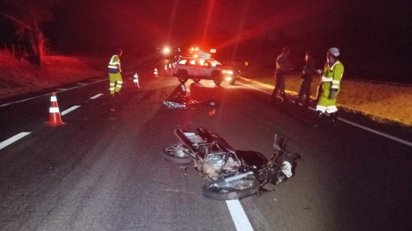 Moto e corpo do motociclista foram encontrados na pista (Cedida/PM Rodovi?ria).