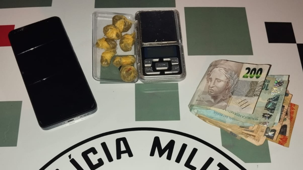 Droga, dinheiro e objetos apreendidos (Cedida/PM).