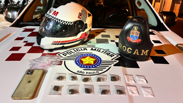 Droga e aparelho celular apreendidos (Cedida/PM).