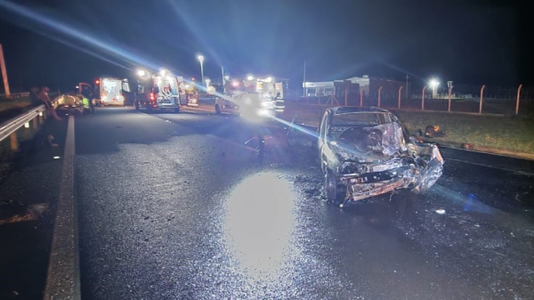 Carro ficou completamente destruido (Cedida/PM Rodoviaria).
