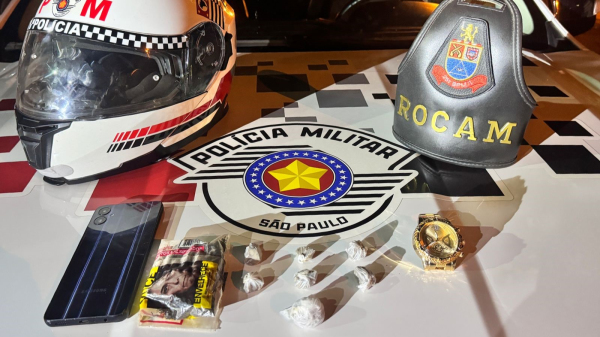 Droga e aparelho celular apreendidos (Cedida/PM).