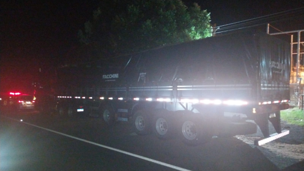 Carreta envolvida no atropelamento (Cedida/PM Rodoviaria).