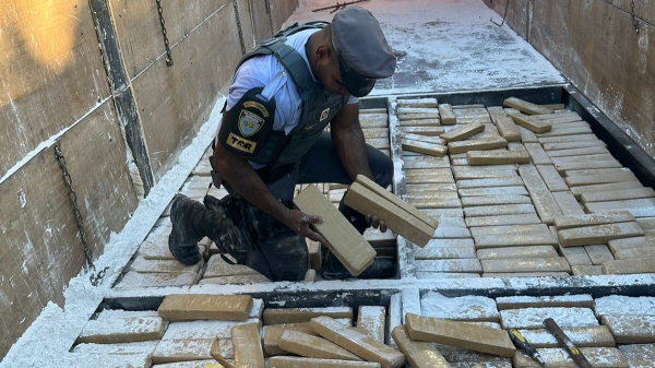 Droga era transportada no fundo falso de uma carreta (Cedida/PM Rodoviaria)
