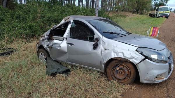 Ve?culo onde estavam o condutor, que se feriu sem gravidade, e o passageiro, que morreu no local (Cedida/PM Rodoviaria).