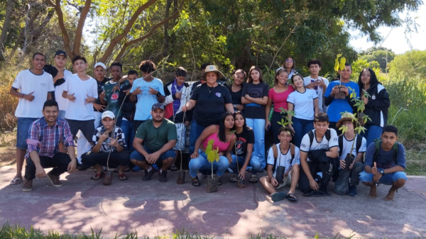 Plantio pelos estudantes no Parque Caldeira (Cedida).