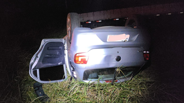 Uma vitima fatal e outra gravemente ferida eram ocupantes do carro de passeio (Cedida/PM Rodoviaria).