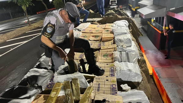 Droga era levada em meio a uma carga de fecula de mandioca (Cedida/PM Rodovi?ria).