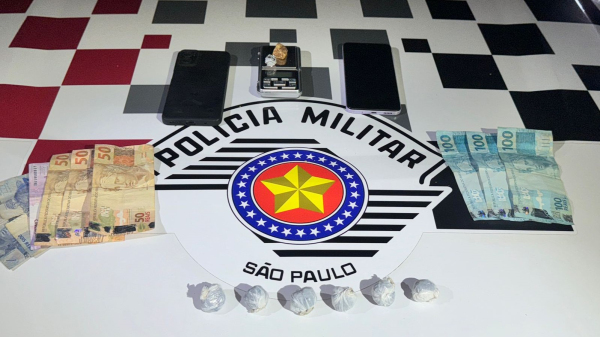 Droga, dinheiro, balanca e celulares apreendidos (Cedida/PM).