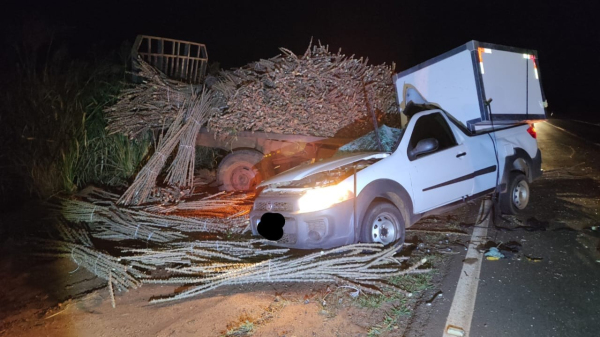 Trator tracionava uma carreta com ramas de mandioca, atingida na traseira (Cedida/PM).
