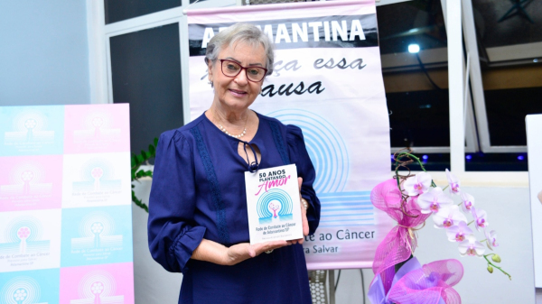 Neusa Balzanini e o livro 50 Anos Planando Amor (Cristiane Munhos/Tropical Imagens).