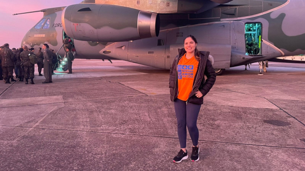 Paola Andressa Xavier Mente embarcando para atuar no Rio Grande do Sul (Acervo Pessoal).