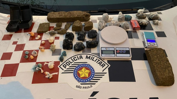 Droga e outros materiais apreendidos (Cedida/PM).