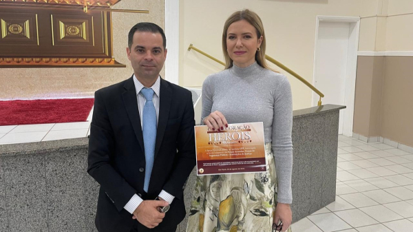 Representante da Igreja Universal em Adamantina e a delegada  Laiza Fernanda Rigatto (Cedida).