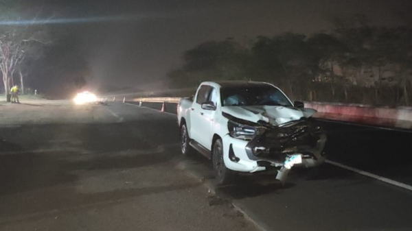 Caminhonete foi abandonada pelo condutor, que fugiu do local do acidente (Cedida/PM Rodovi?ria).