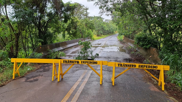 Danos na ponte sobre o Corrego Tupi. Prefeitura interditou a passagem nesta segunda-feira, 31 (Cedida/PMA).