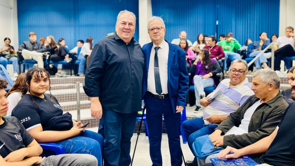 Prof. Me. Rogerio Buchala e o delegado da Receita Federal em Presidente Prudente, Sergio Lourenco Junior  (Imagem: Jessica Nakadaira).