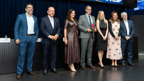 Prefeito Tiveron recebe o premio conferido a Adamantina (Cedida).