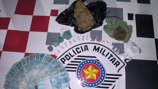 Maconha, cocaina e dinheiro apreendidos pelos policias (Cedida/PM).
