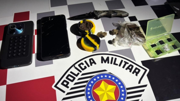 Maconha, celulares e outros objetos apreendidos pelos policiais (Cedida/PM).